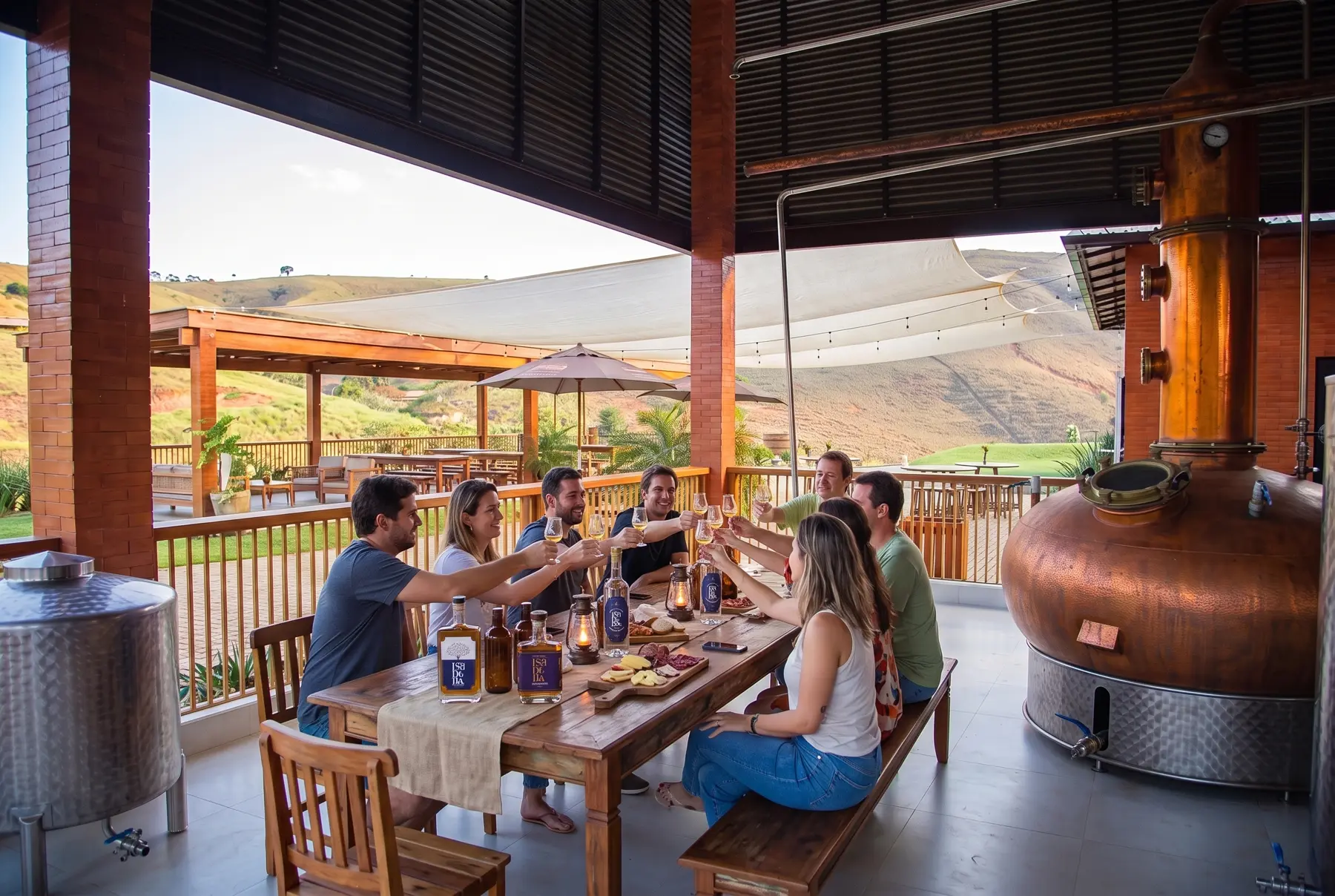 Simulação de confraria com mesa de degustação ao lado do alambique de cobre